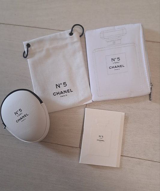 Chanel No 5 L'eau Egg pouch and card holder set