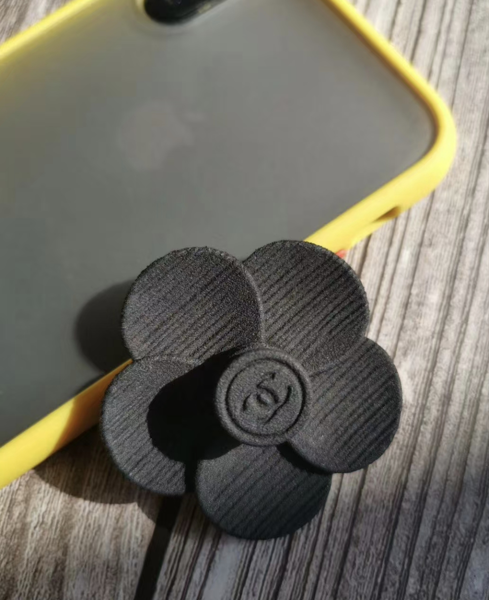 Chanel le volume Resin black Camellia magnetic brooch