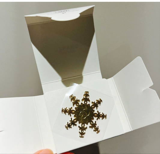 Chanel Le blanc pearl night light with pin set