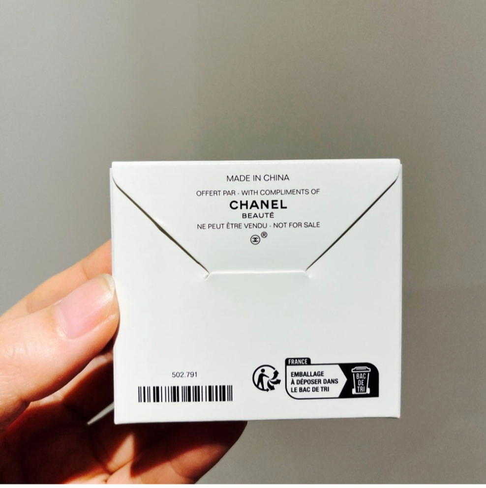 Chanel Le blanc pearl night light with pin set