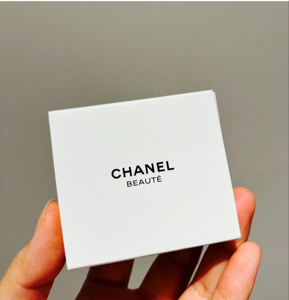 Chanel Le blanc pearl night light with pin set