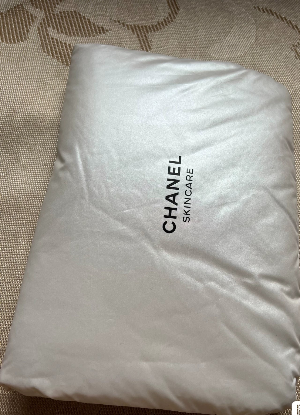 Chanel Pearl Shiny White padding pouch bag