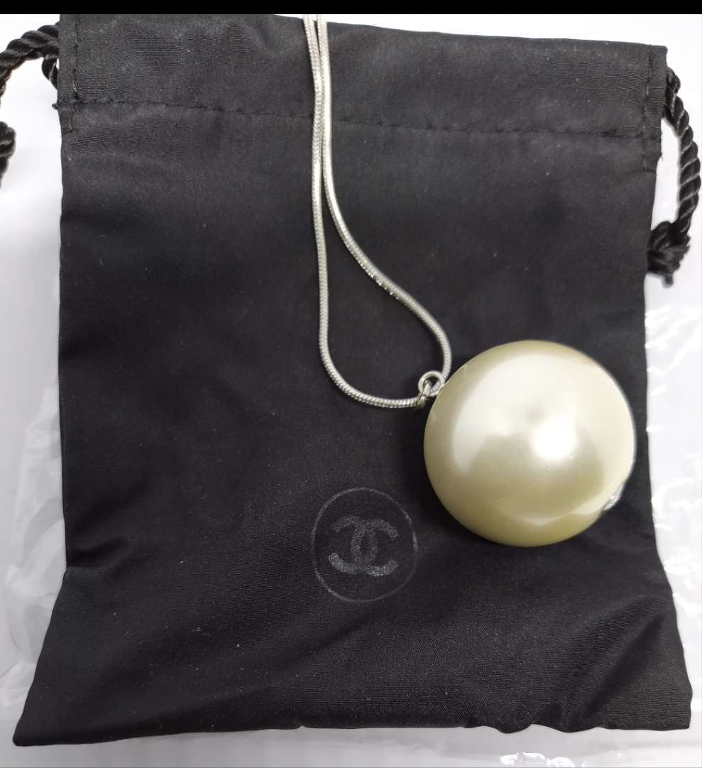 Chanel pearl pendant necklace from beauty counter