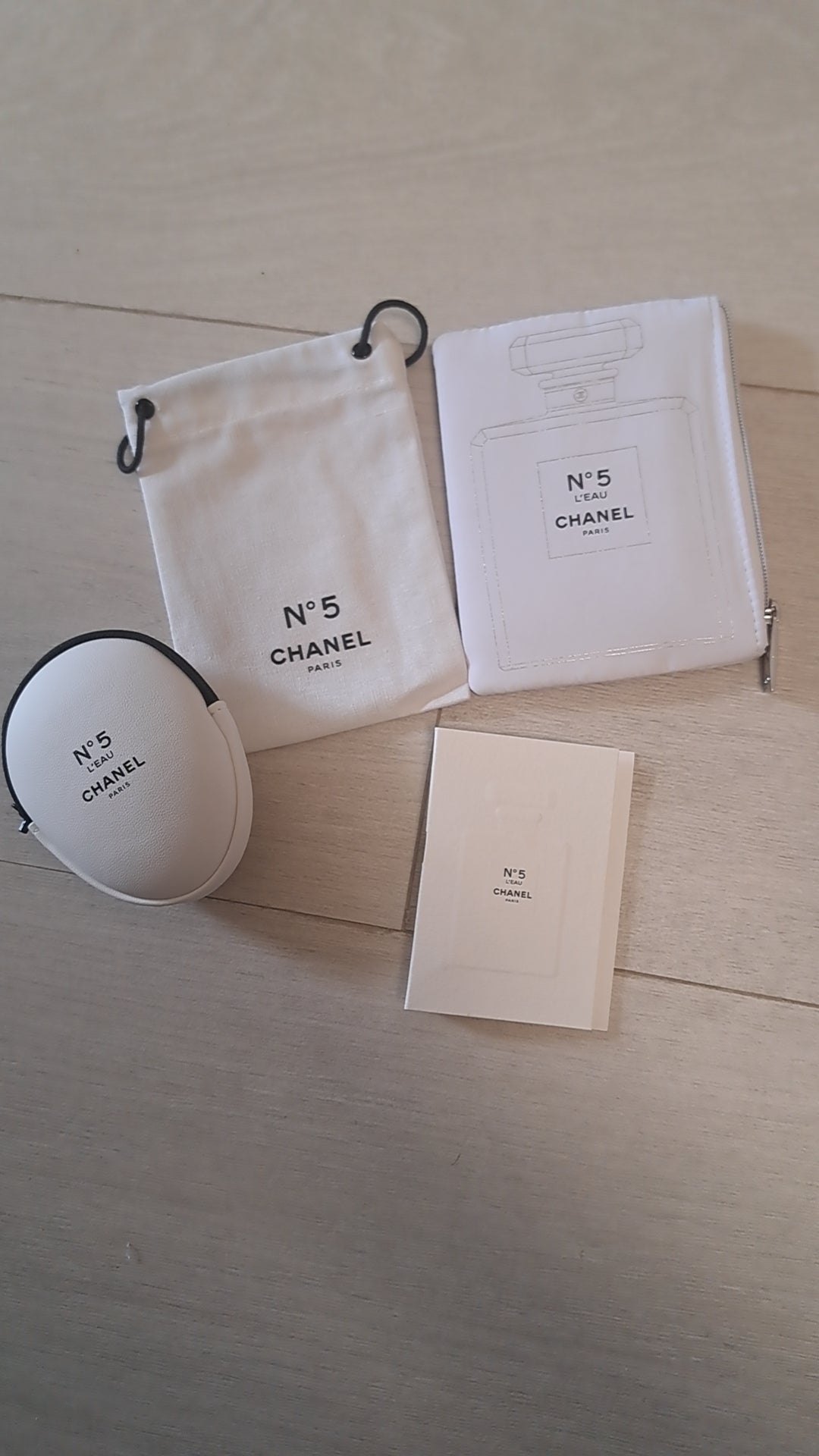 Chanel No 5 L'eau Egg pouch and card holder set