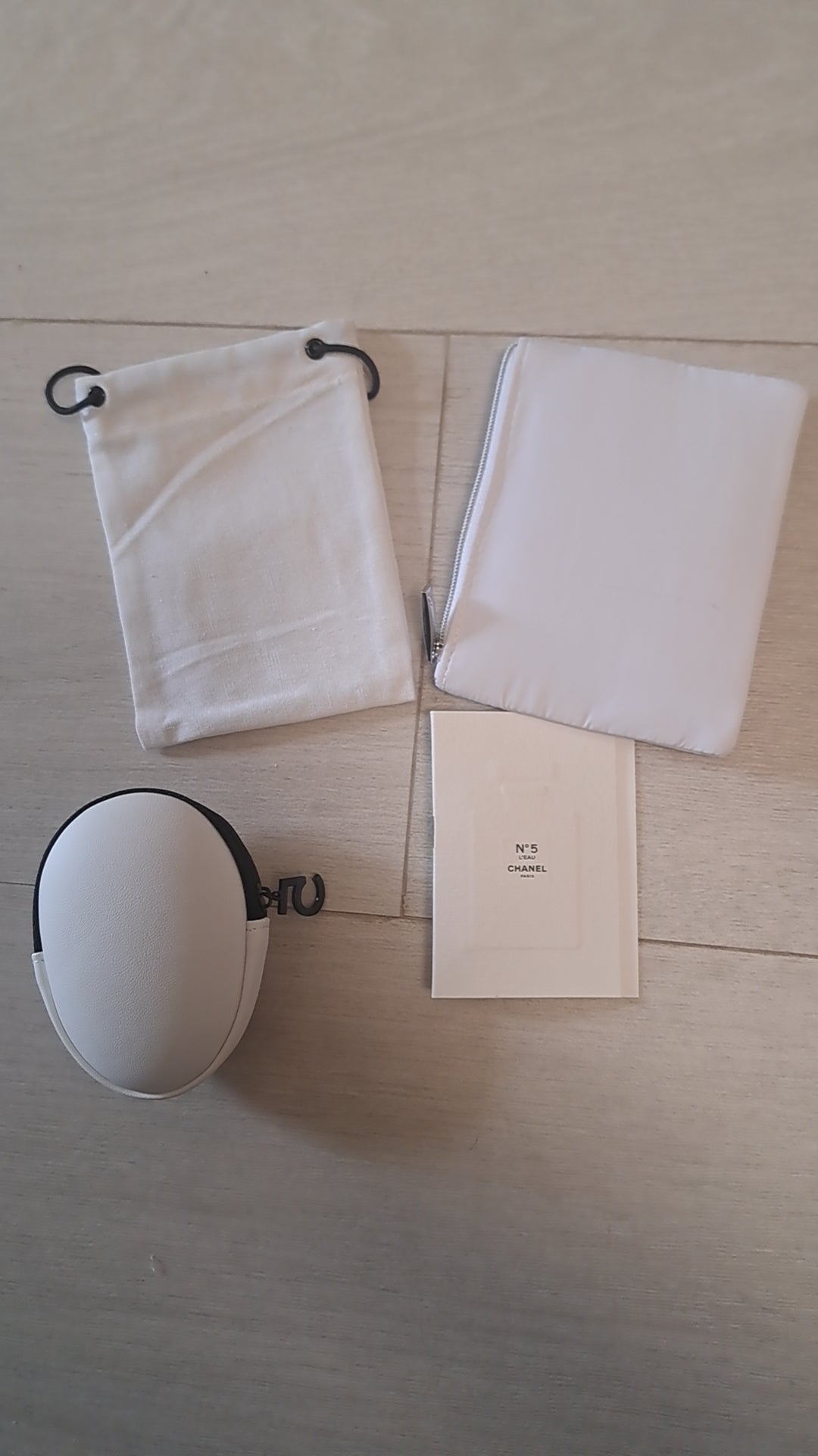 Chanel No 5 L'eau Egg pouch and card holder set