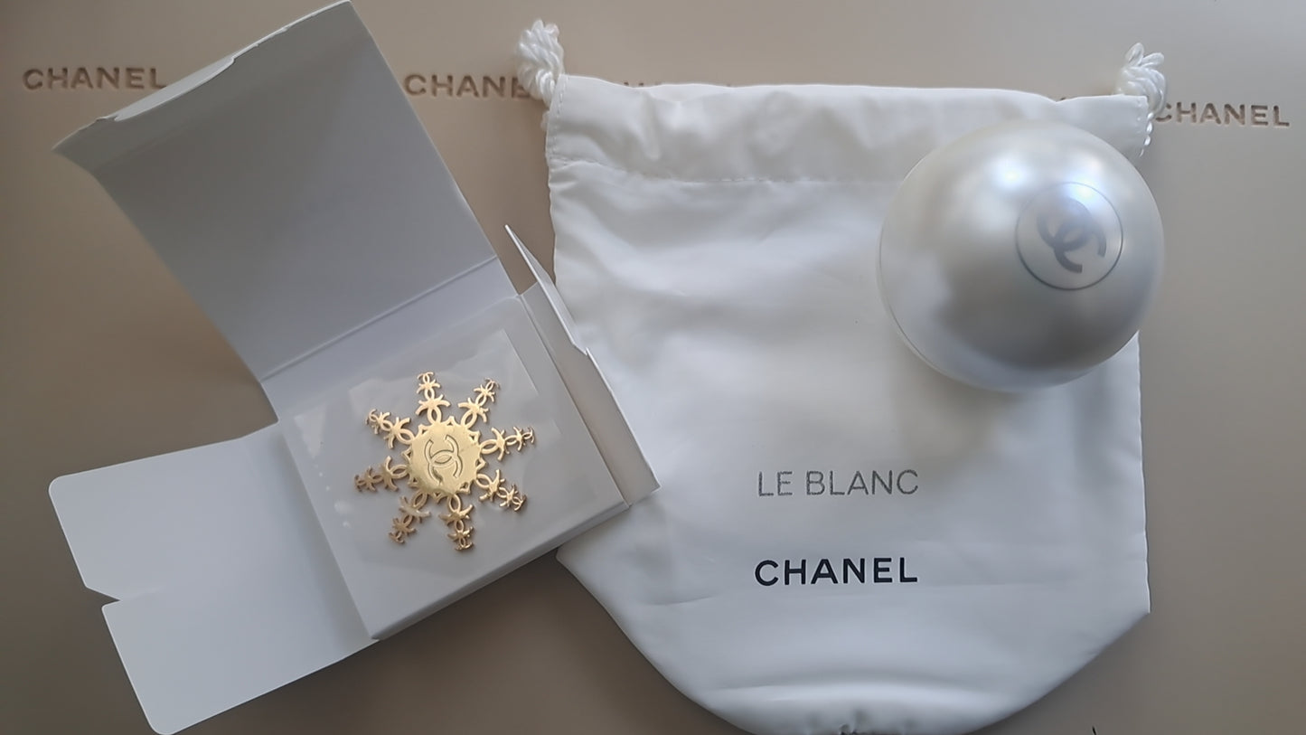Chanel Le blanc pearl night light with pin set