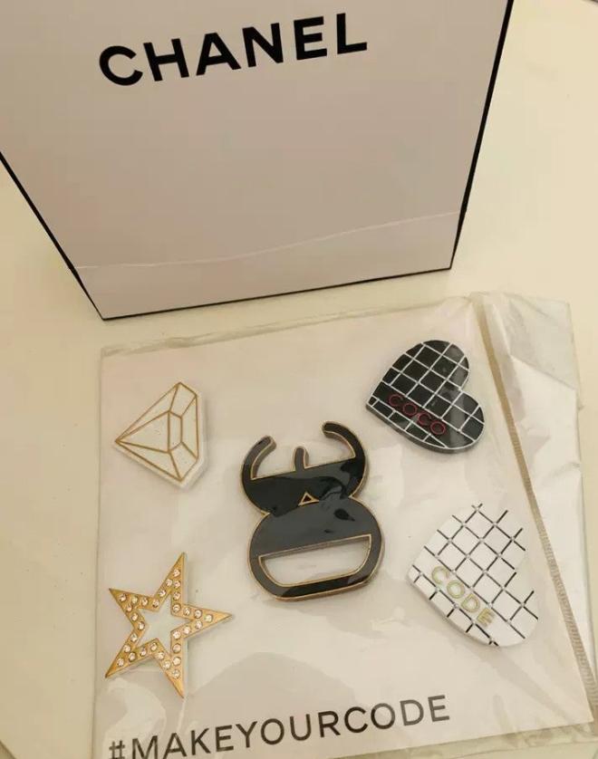 Chanel Event Super Beauty Super Me Tote Bag with Brooch Pins Set RARE