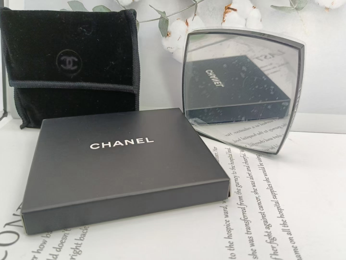 CHANEL Makeup Mirror with Velvet Pouch Bag VIP Gift