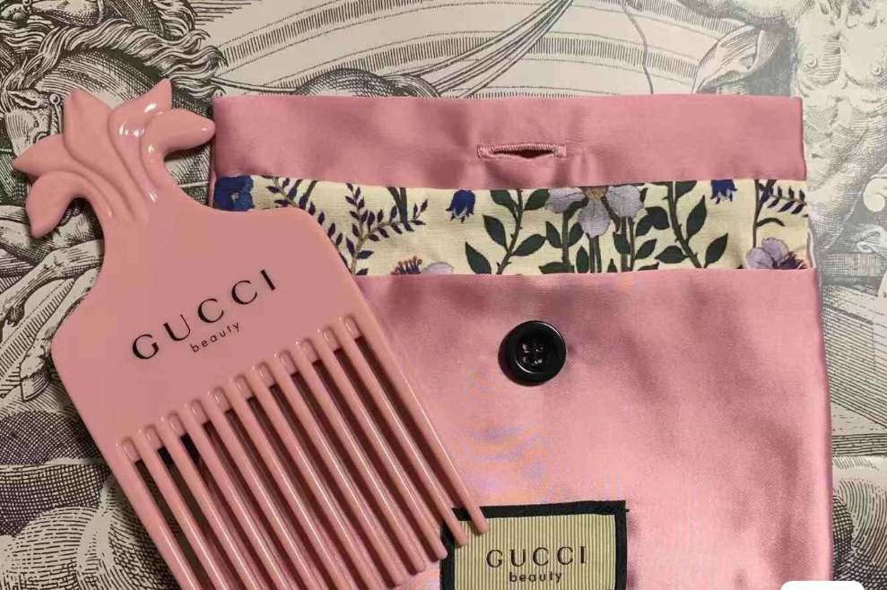 Gucci straight comb with pouch