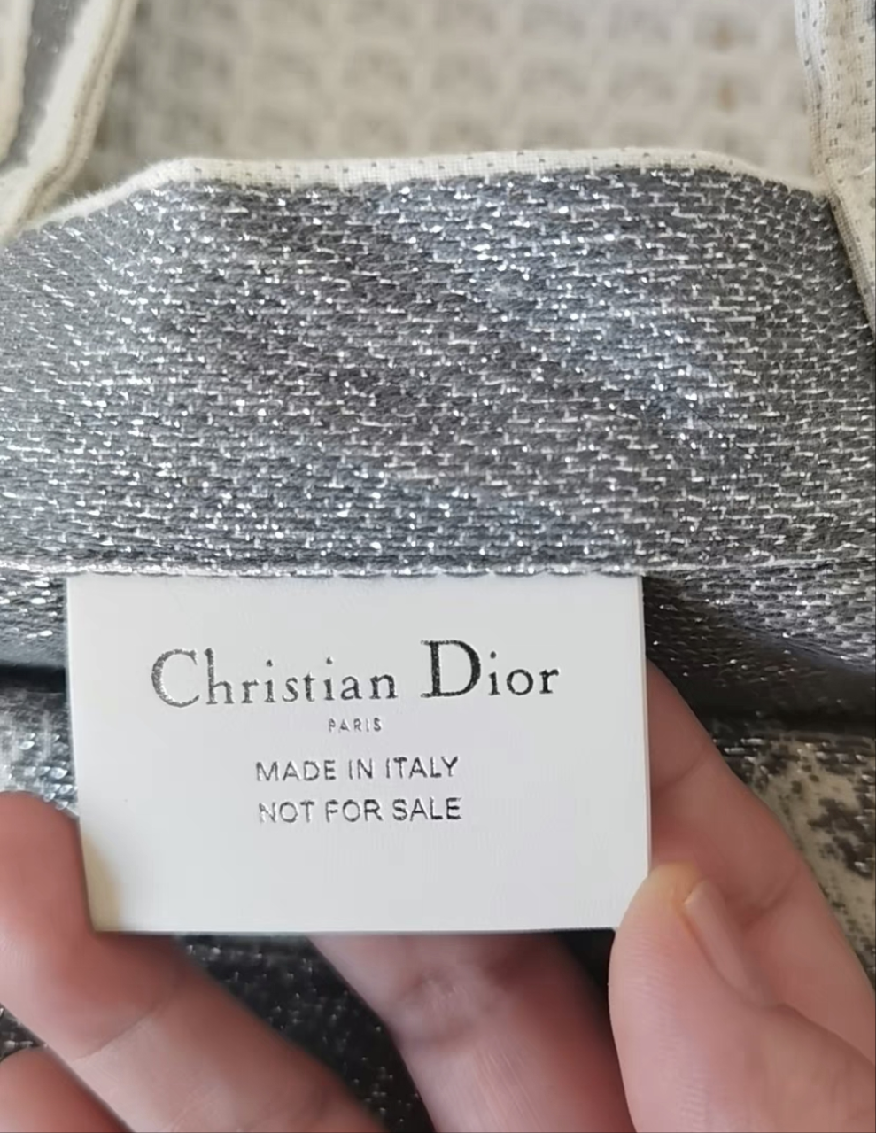 Dior 30 Avenue Montaigne shiny Grey tote bag