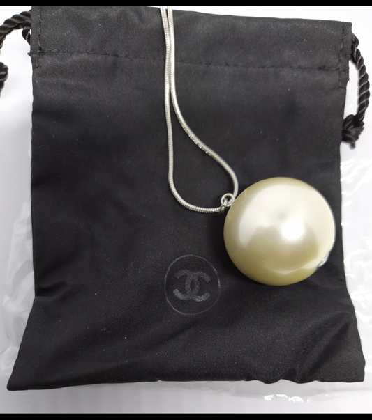 Chanel pearl pendant necklace from beauty counter