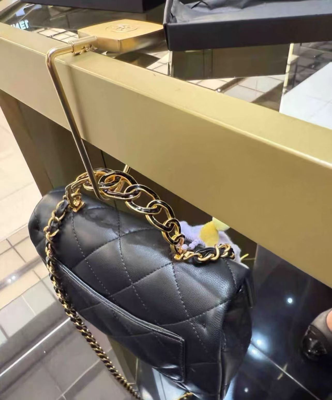 Chanel Golden Handbag Hook in box VIP gift 2025