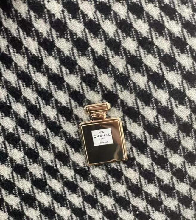 Chanel La Collection No. 5 Perfume Bottle brooch badge pin gold bottle 2021 VIP GIFT
