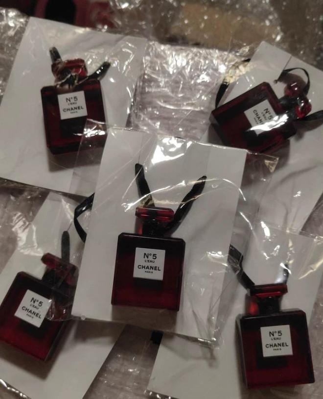 Chanel Red Bottle Plastic Charm NO 5 L'EAU VIP GIFT