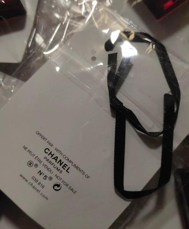 Chanel Red Bottle Plastic Charm NO 5 L'EAU VIP GIFT