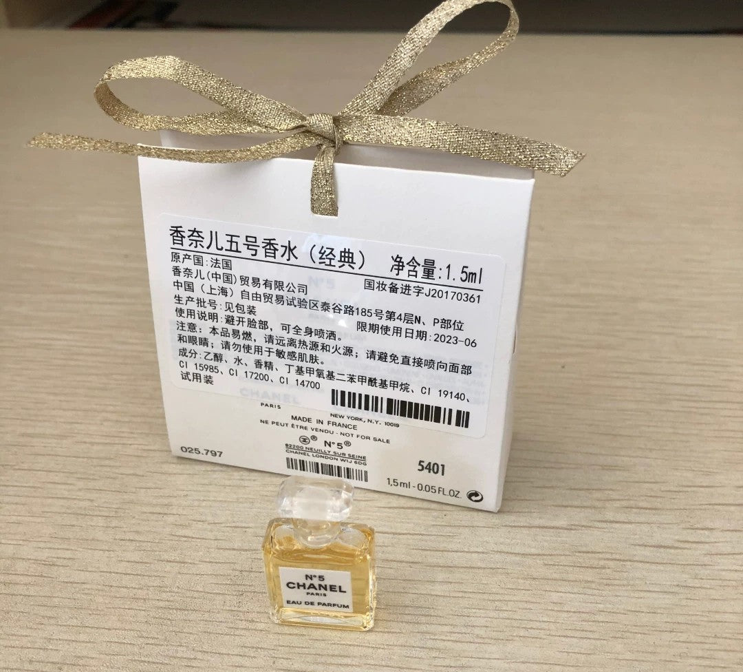 Chanel No. 5 L'EAU EAU DE PERFUME 1.5ml miniature holiday 2020 rare