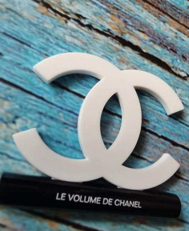 La Volume De Chanel acrylic magnet brooch badge