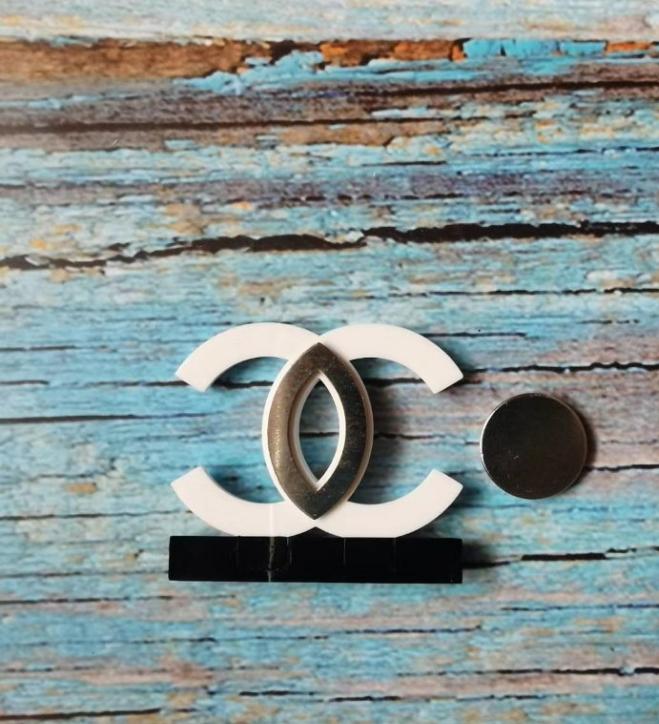 La Volume De Chanel acrylic magnet brooch badge
