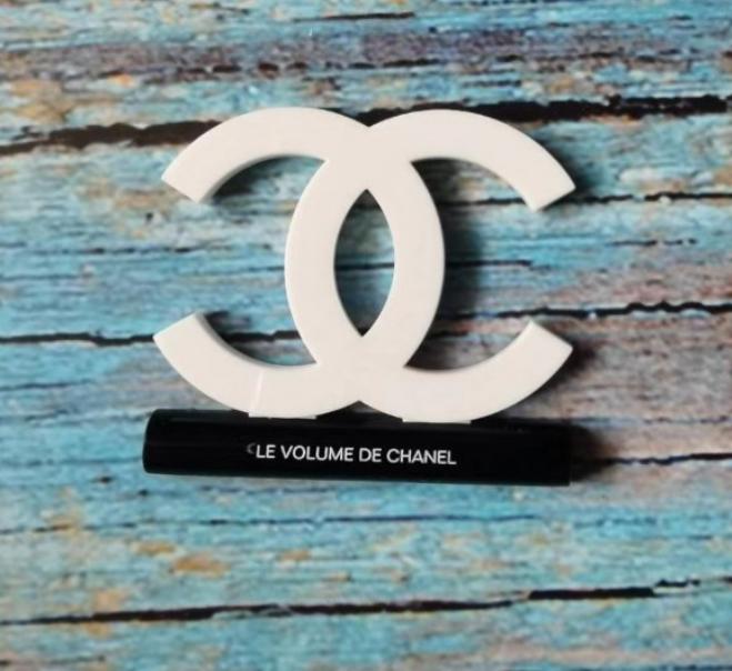 La Volume De Chanel acrylic magnet brooch badge