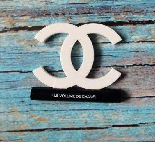 La Volume De Chanel acrylic magnet brooch badge
