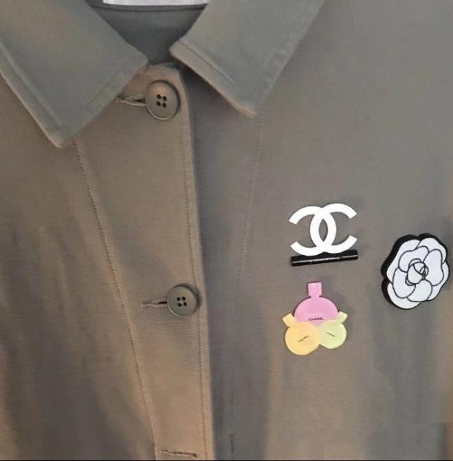 La Volume De Chanel acrylic magnet brooch badge