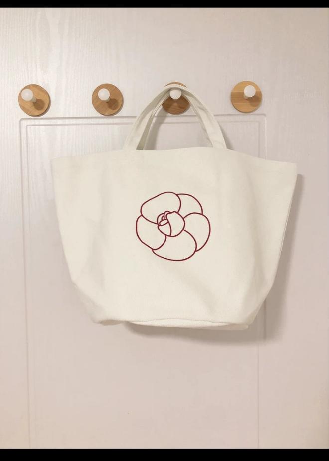 Chanel No 1 red Camellia large tote bag