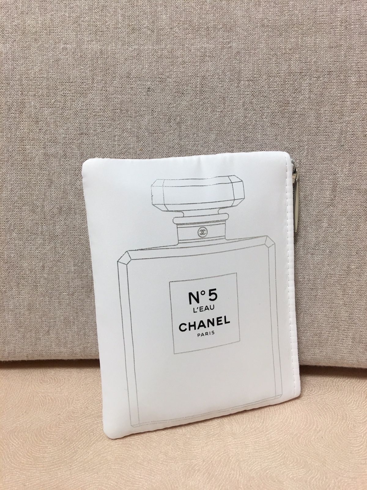 No.5 L'Eau White Shiny Makeup Pouch Card Bag from Chanel Beauty