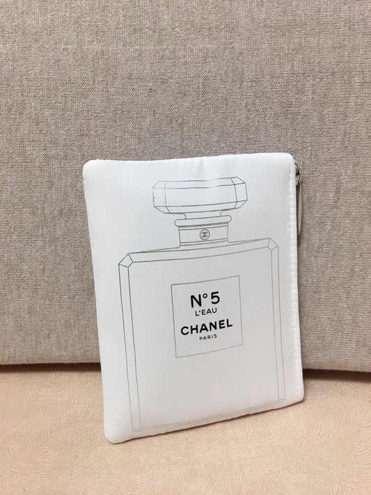 No.5 L'Eau White Shiny Makeup Pouch Card Bag from Chanel Beauty