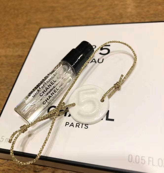 Chanel No.5 L'Eau BRACELET CHARM WHITE CERAMIC + SAMPLE 1.5m