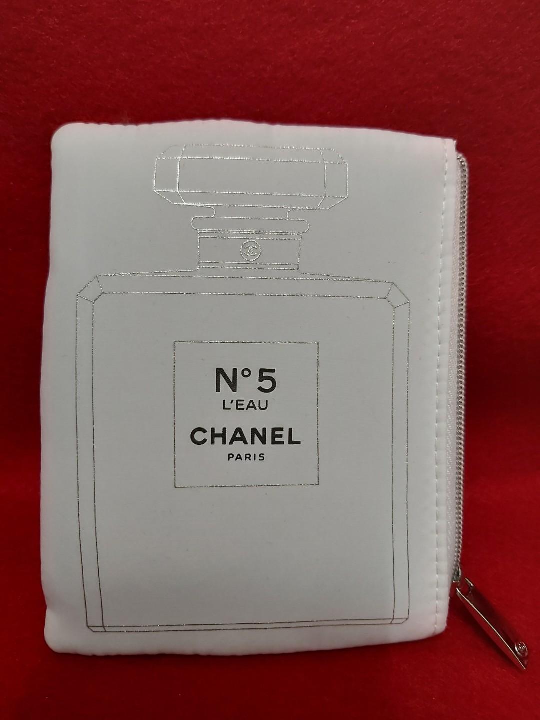 No.5 L'Eau White Shiny Makeup Pouch Card Bag from Chanel Beauty