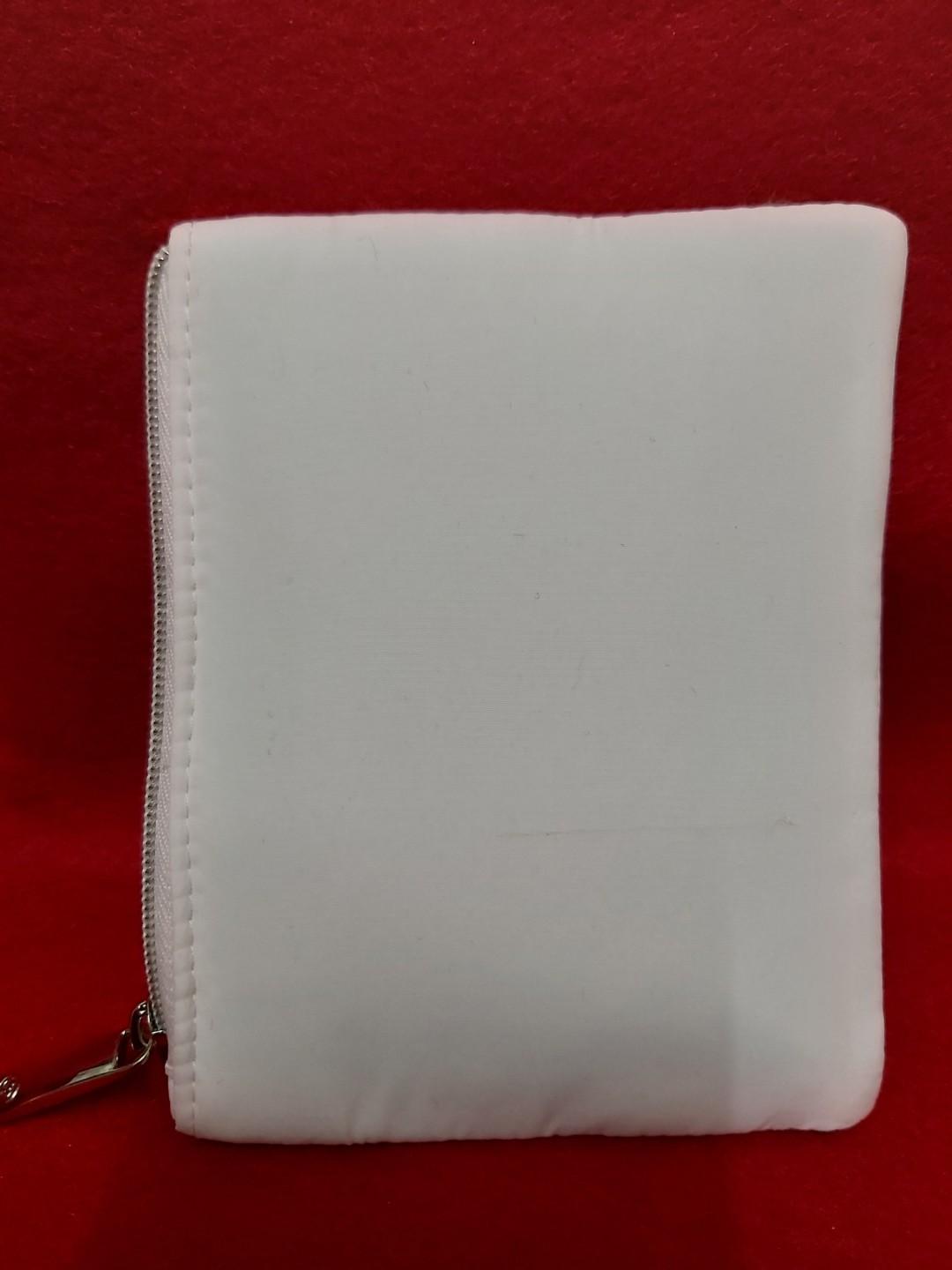 No.5 L'Eau White Shiny Makeup Pouch Card Bag from Chanel Beauty