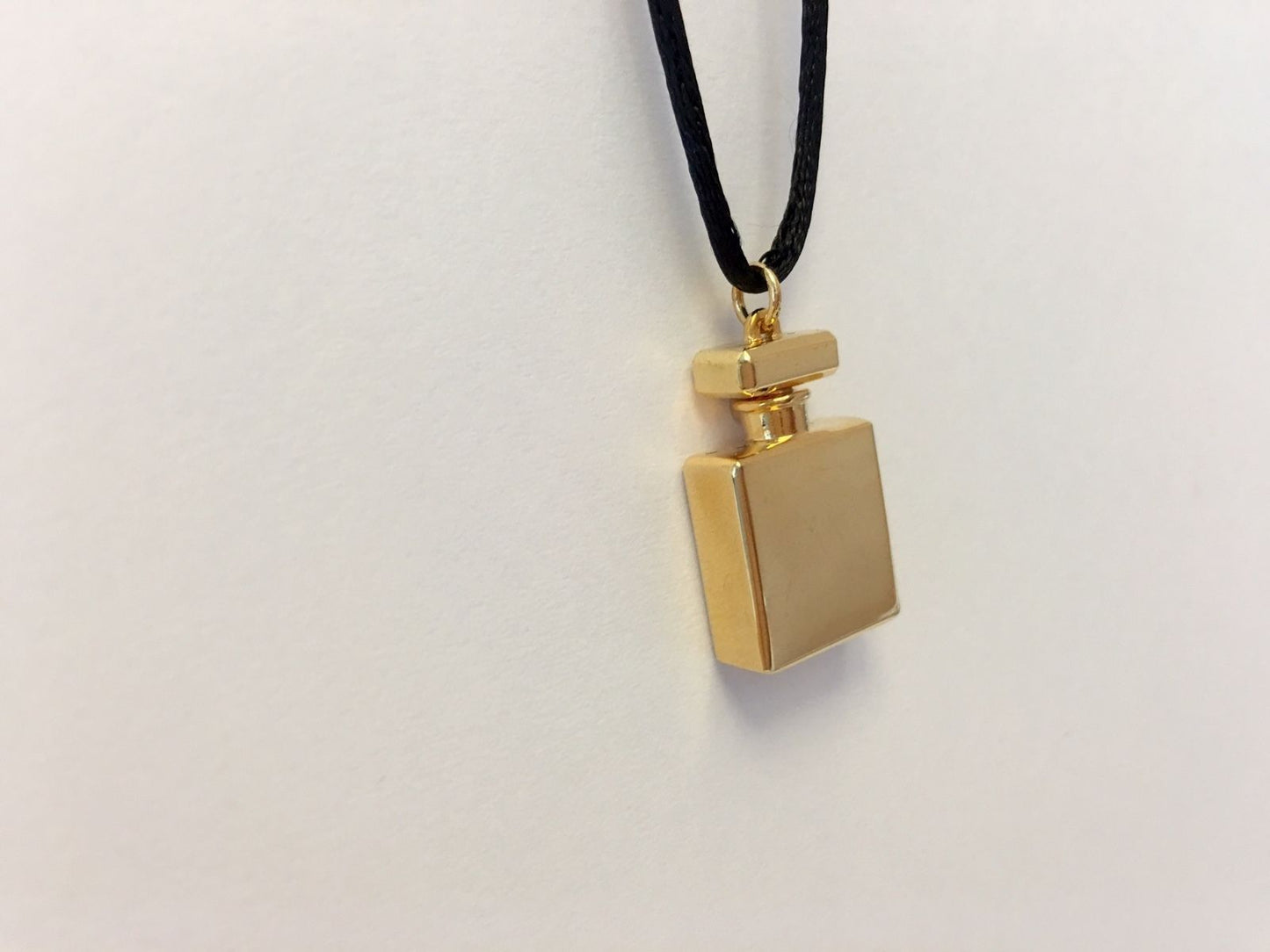 Chanel No. 5 Perfume Bottel Pendant Luxuries Leather String Necklace