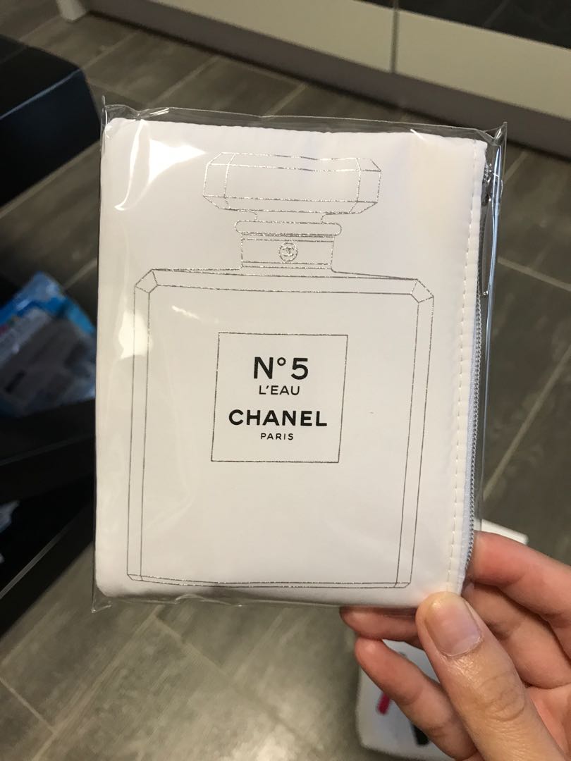 No.5 L'Eau White Shiny Makeup Pouch Card Bag from Chanel Beauty